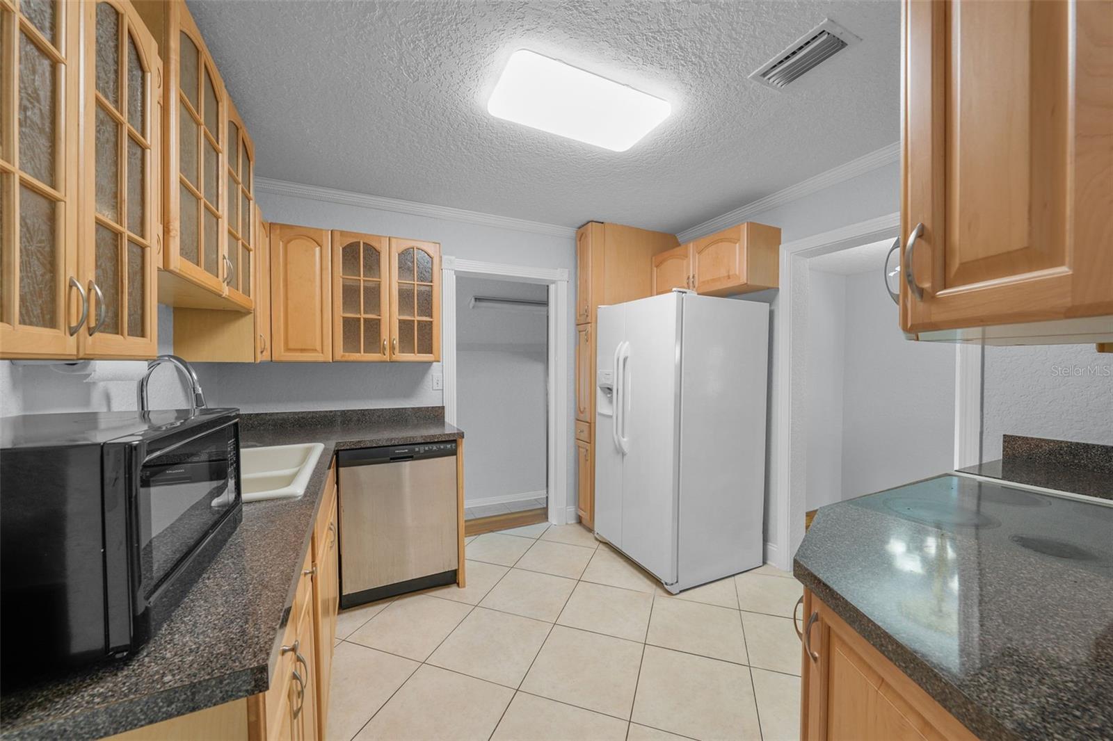 Listing photo id 14 for 814 Indiana Avenue