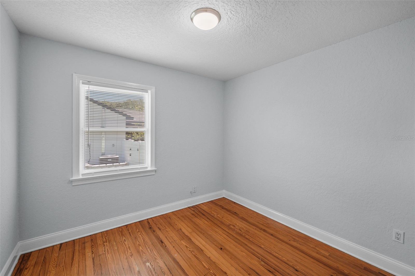 Listing photo id 25 for 814 Indiana Avenue