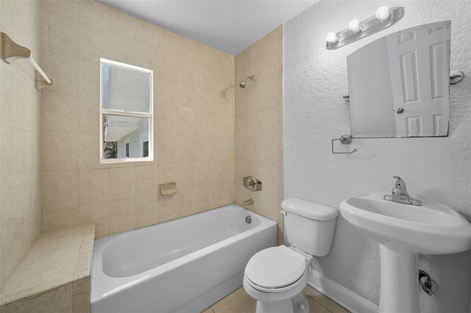 Listing photo id 27 for 814 Indiana Avenue