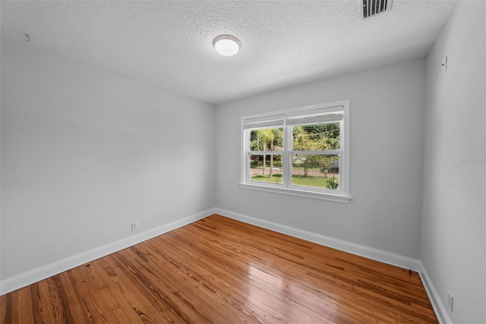 Listing photo id 30 for 814 Indiana Avenue