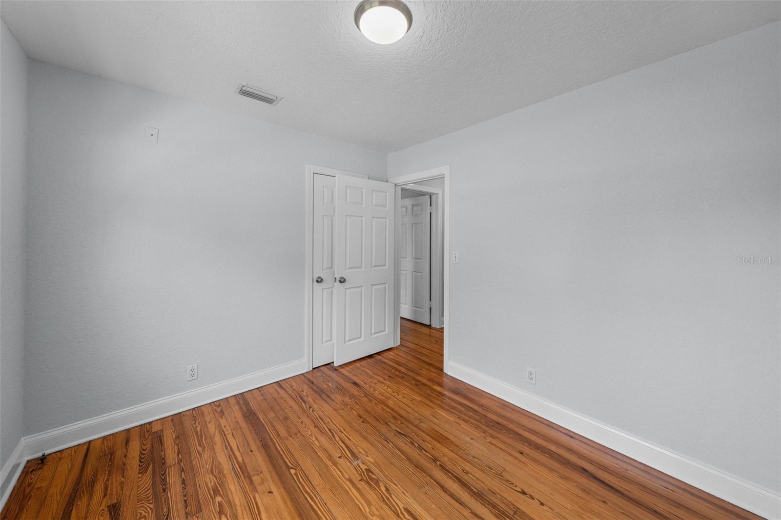 Listing photo id 31 for 814 Indiana Avenue