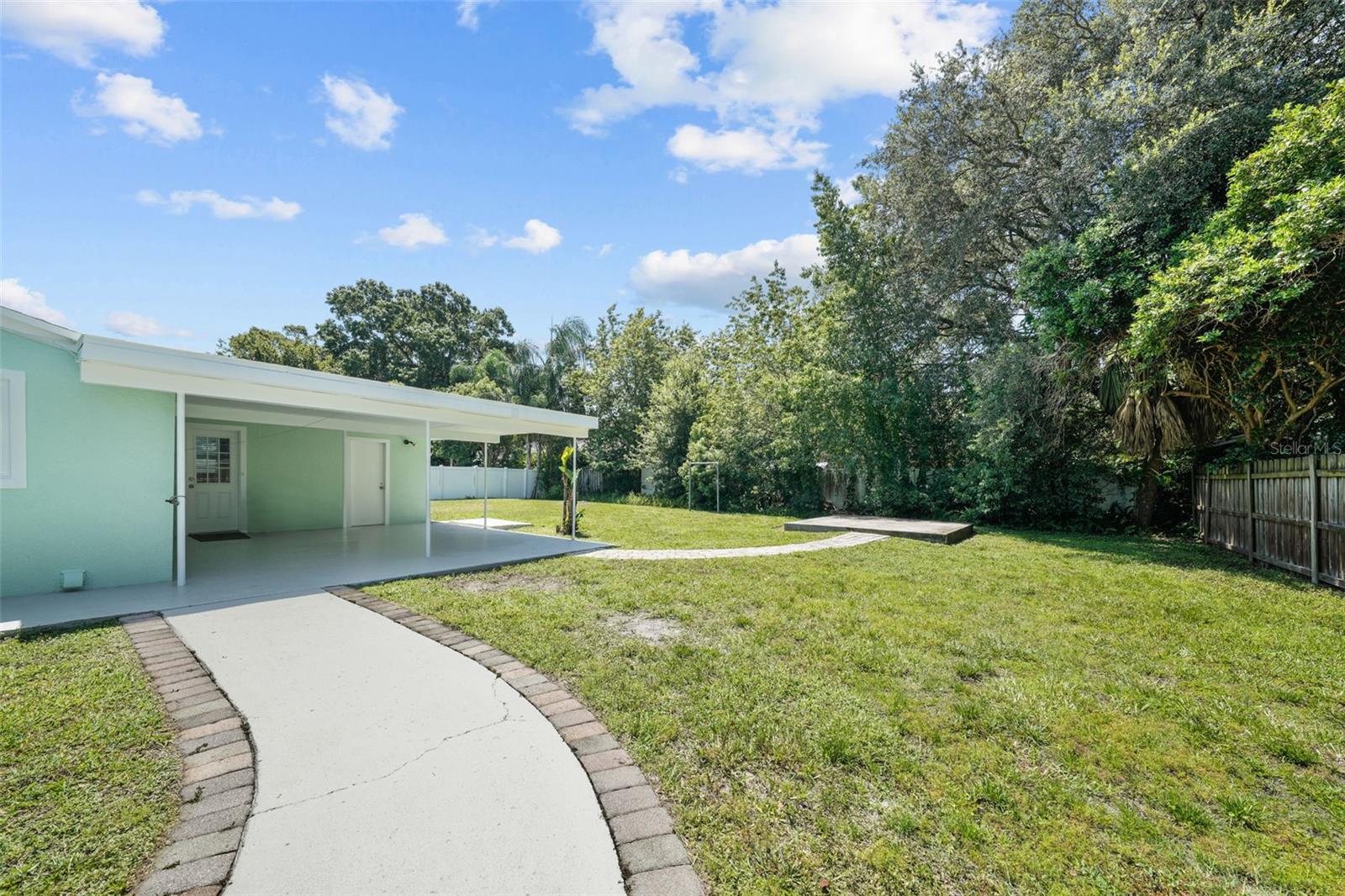 Listing photo id 40 for 814 Indiana Avenue