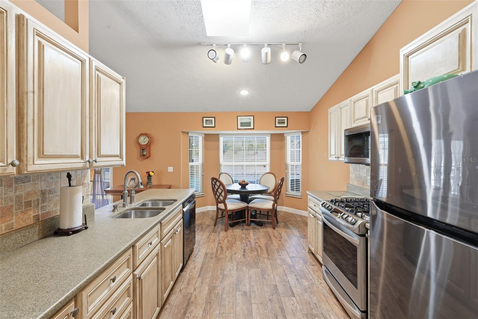 Image 23 of 51 For 952 Savary Avenue