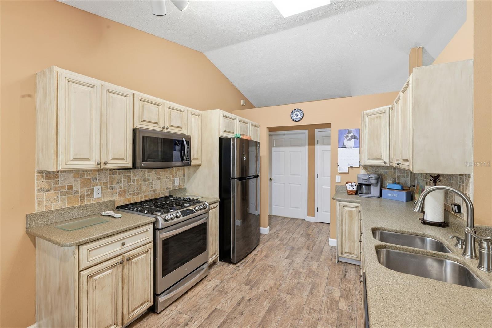 Image 24 of 51 For 952 Savary Avenue