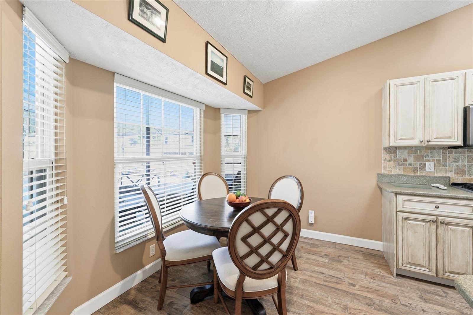 Image 25 of 51 For 952 Savary Avenue