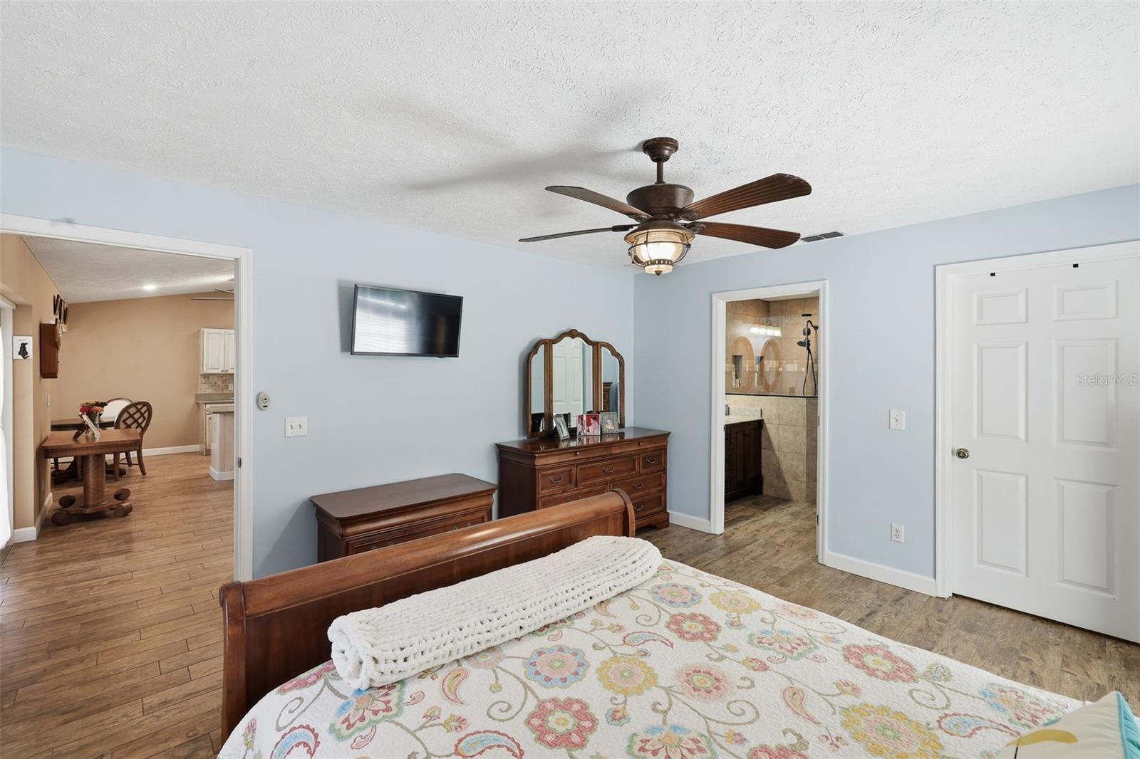 Image 29 of 51 For 952 Savary Avenue