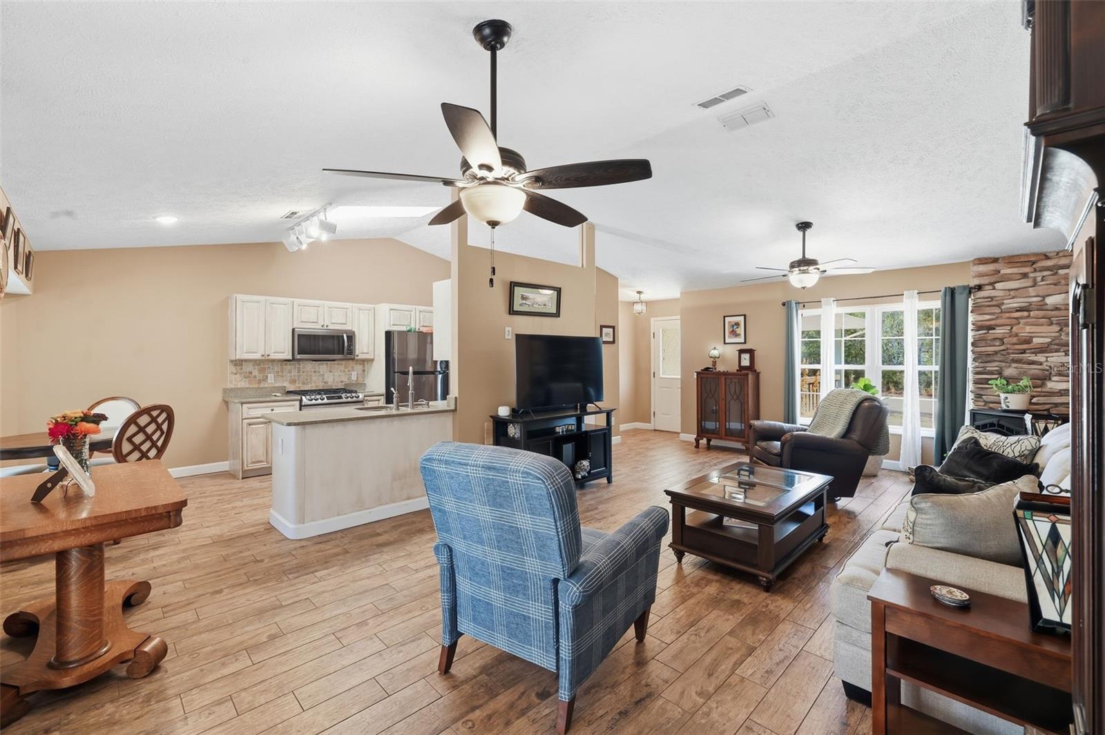 Image 32 of 51 For 952 Savary Avenue