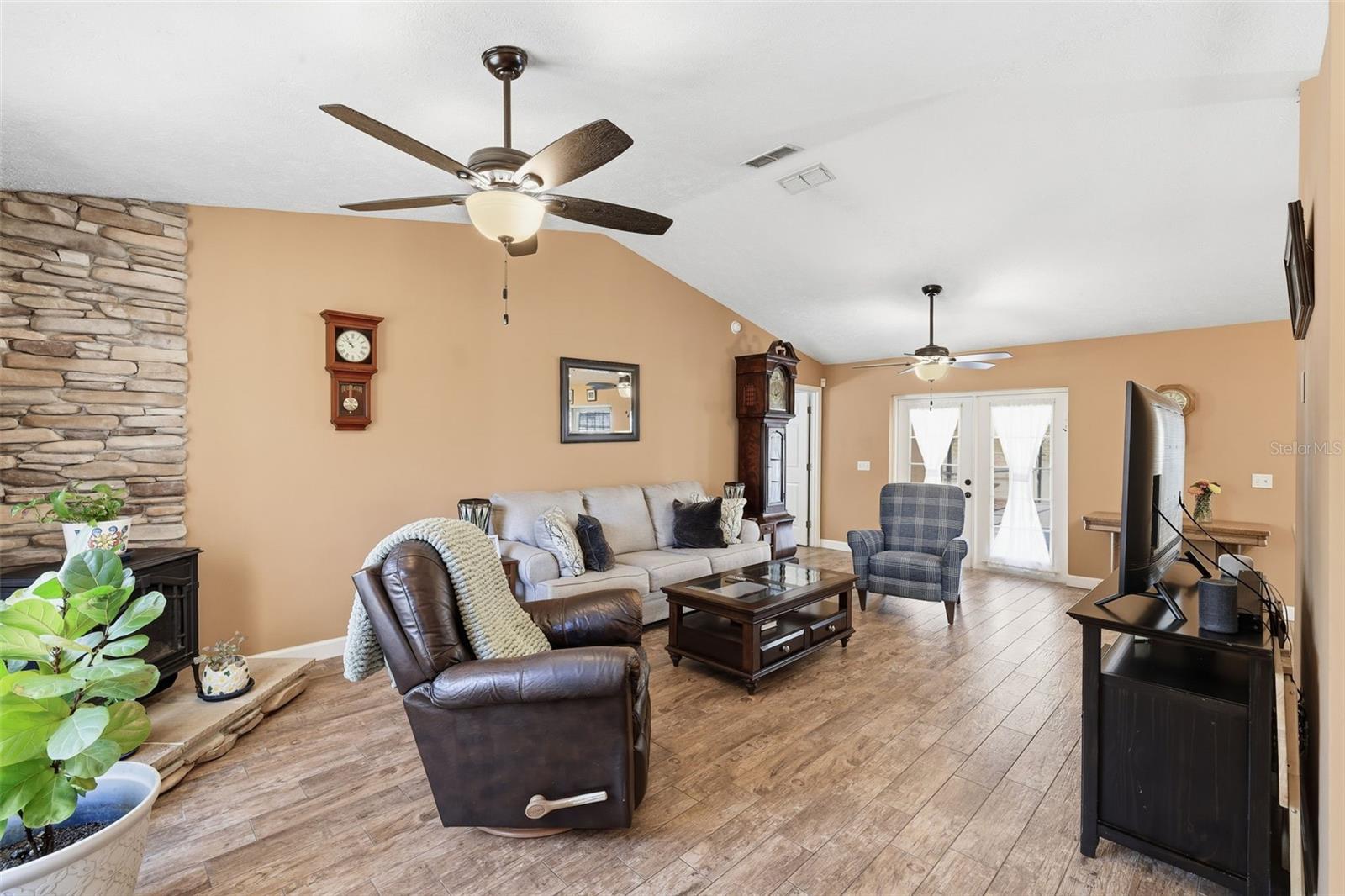 Image 33 of 51 For 952 Savary Avenue