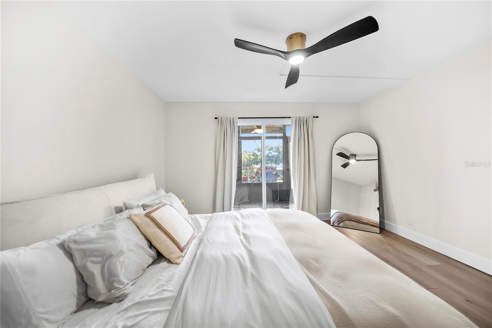 Image 23 of 39 For 2617 Cove Cay Drive 110