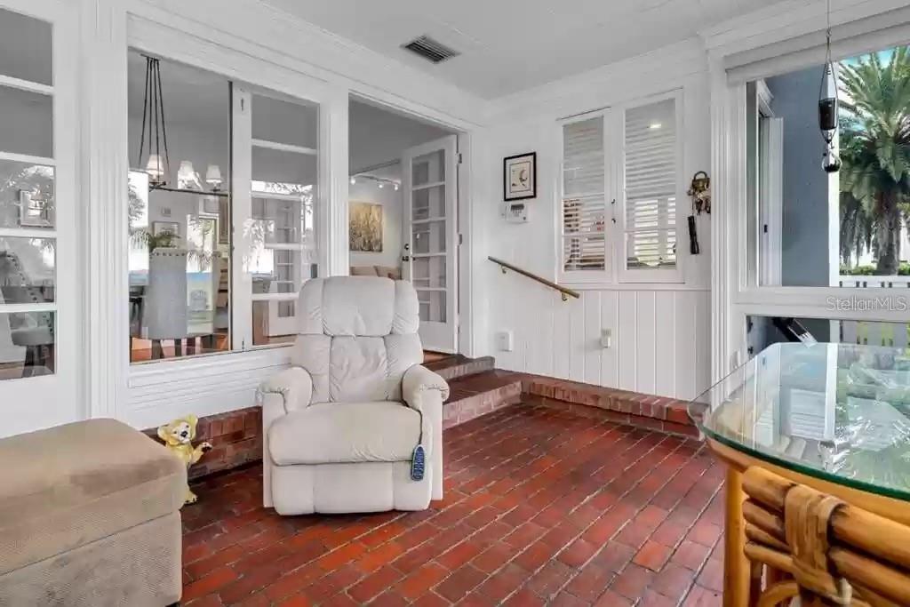 Image 16 of 20 For 220 Lyndhurst Street