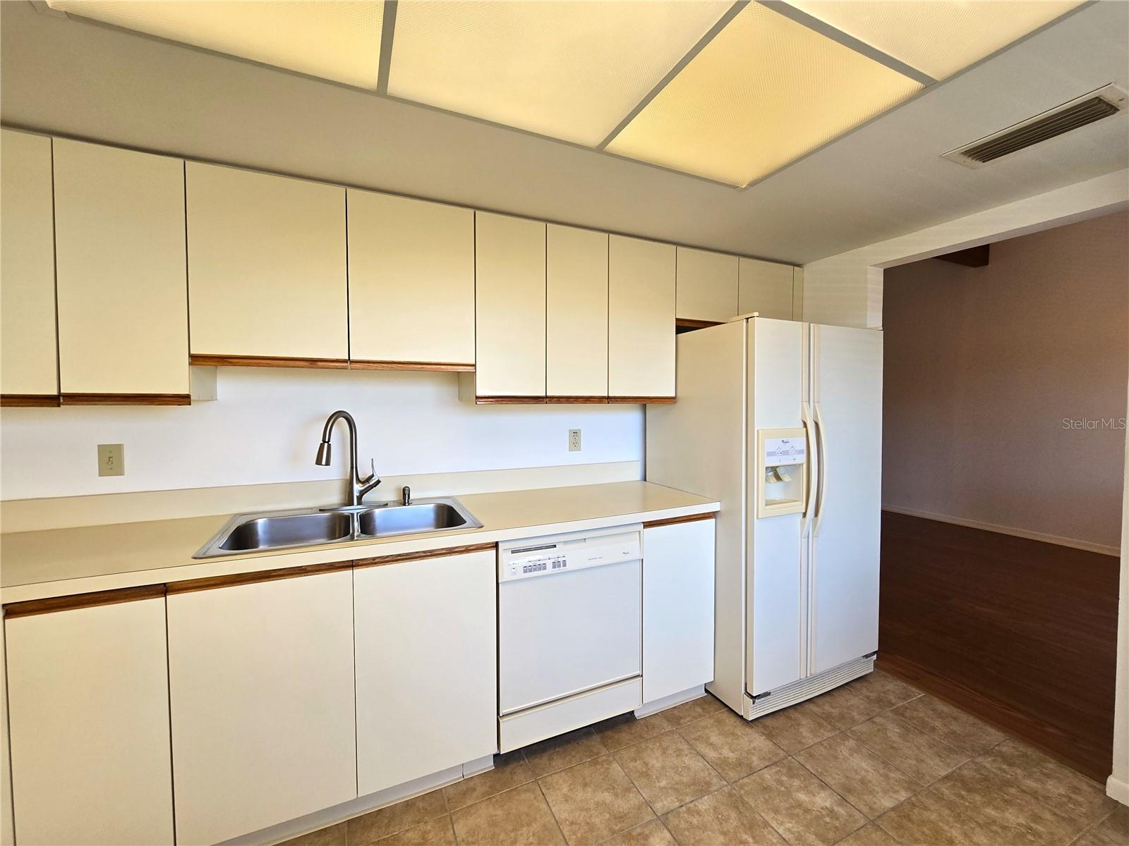 Image 10 of 59 For 3078 Eastland Boulevard 411