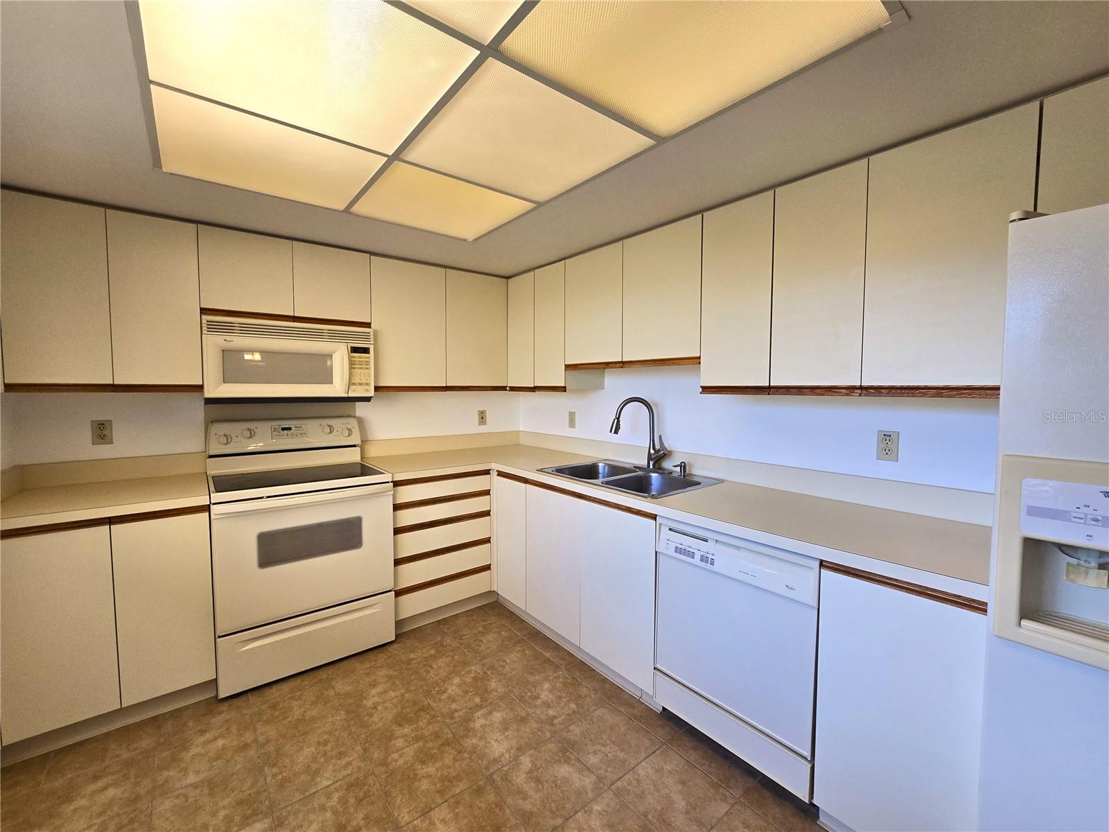 Image 9 of 59 For 3078 Eastland Boulevard 411