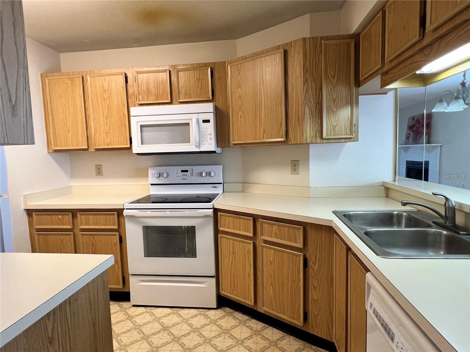 Image 4 of 14 For 4015 Angel Oak Court 203