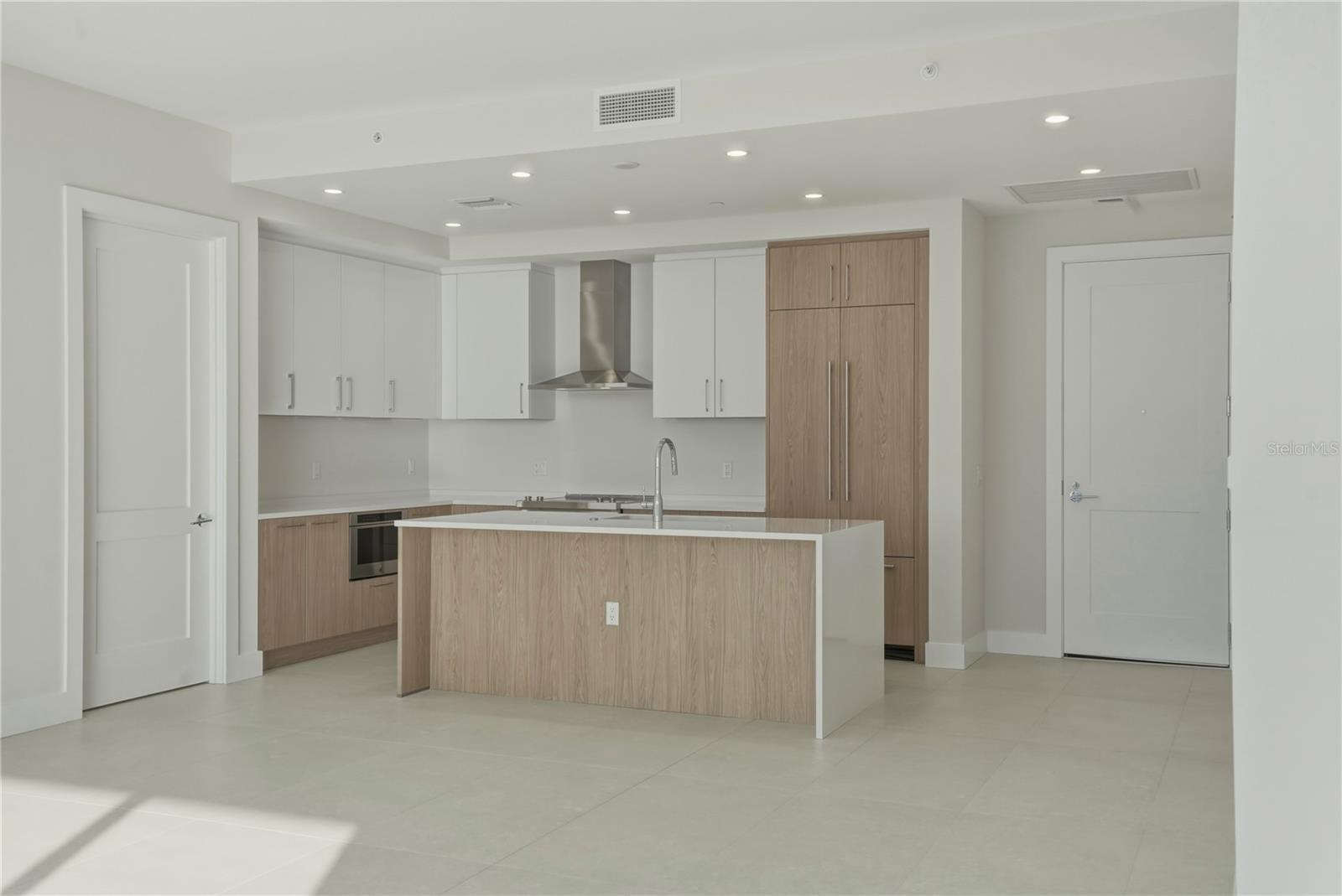 Image 5 of 39 For 275 1st Avenue S 3908