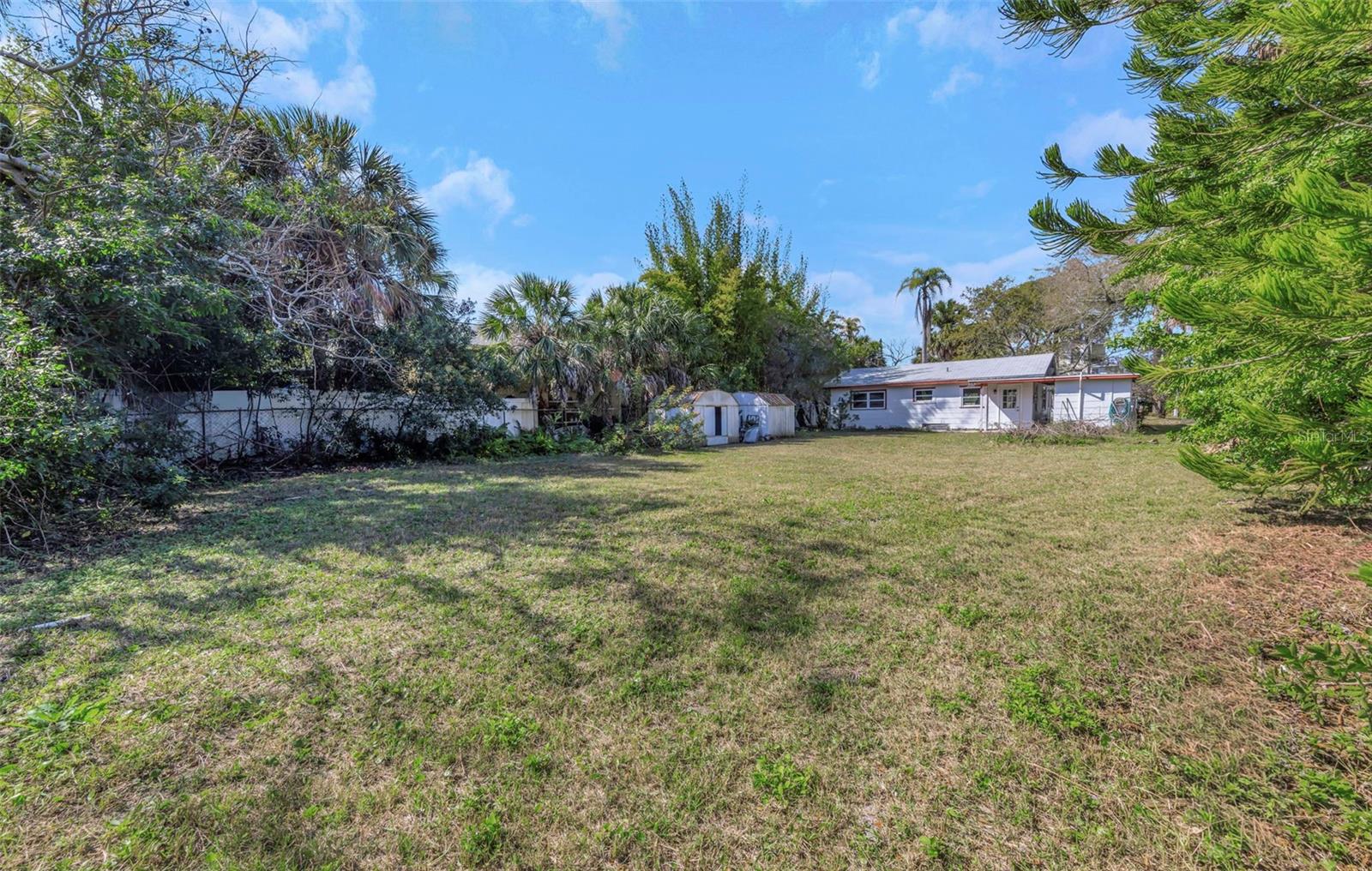 Image 14 of 17 For 1820 Sutherland Drive W