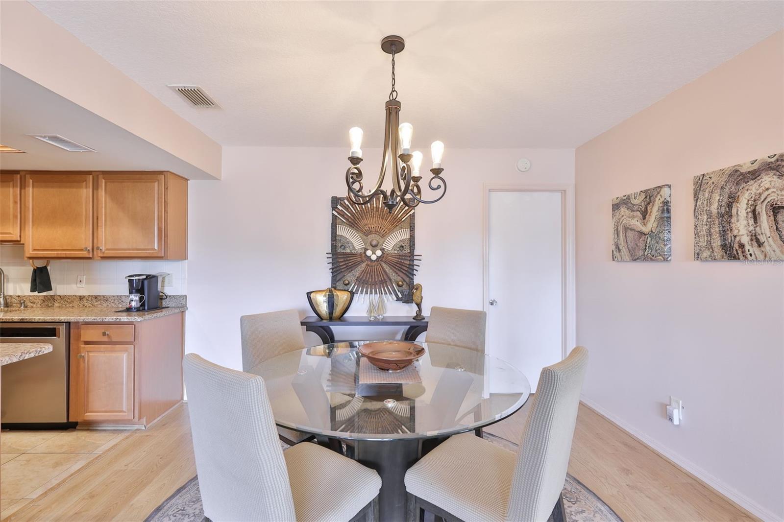 Image 18 of 92 For 2001 Heathfield Circle 239