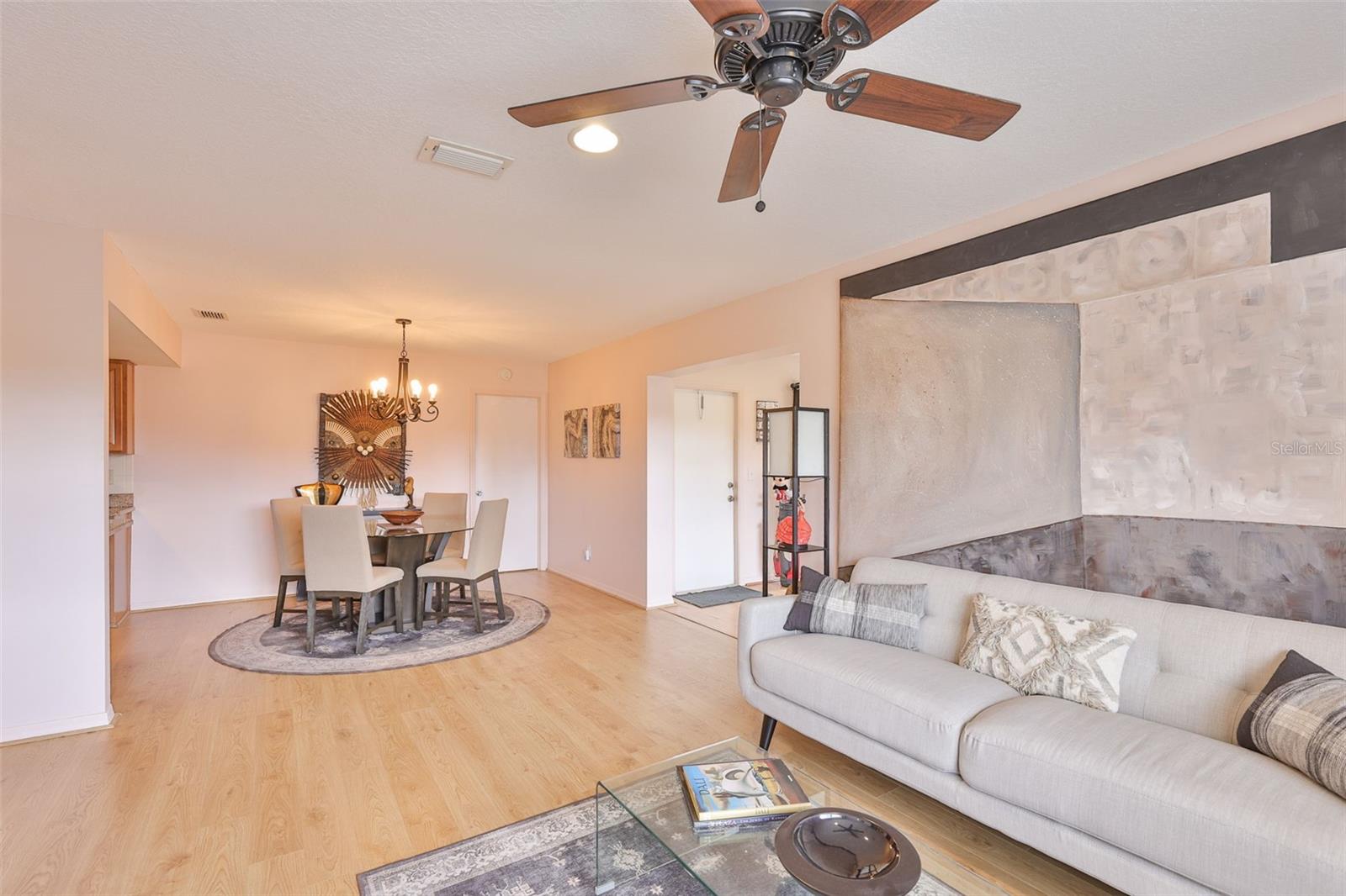 Image 21 of 92 For 2001 Heathfield Circle 239