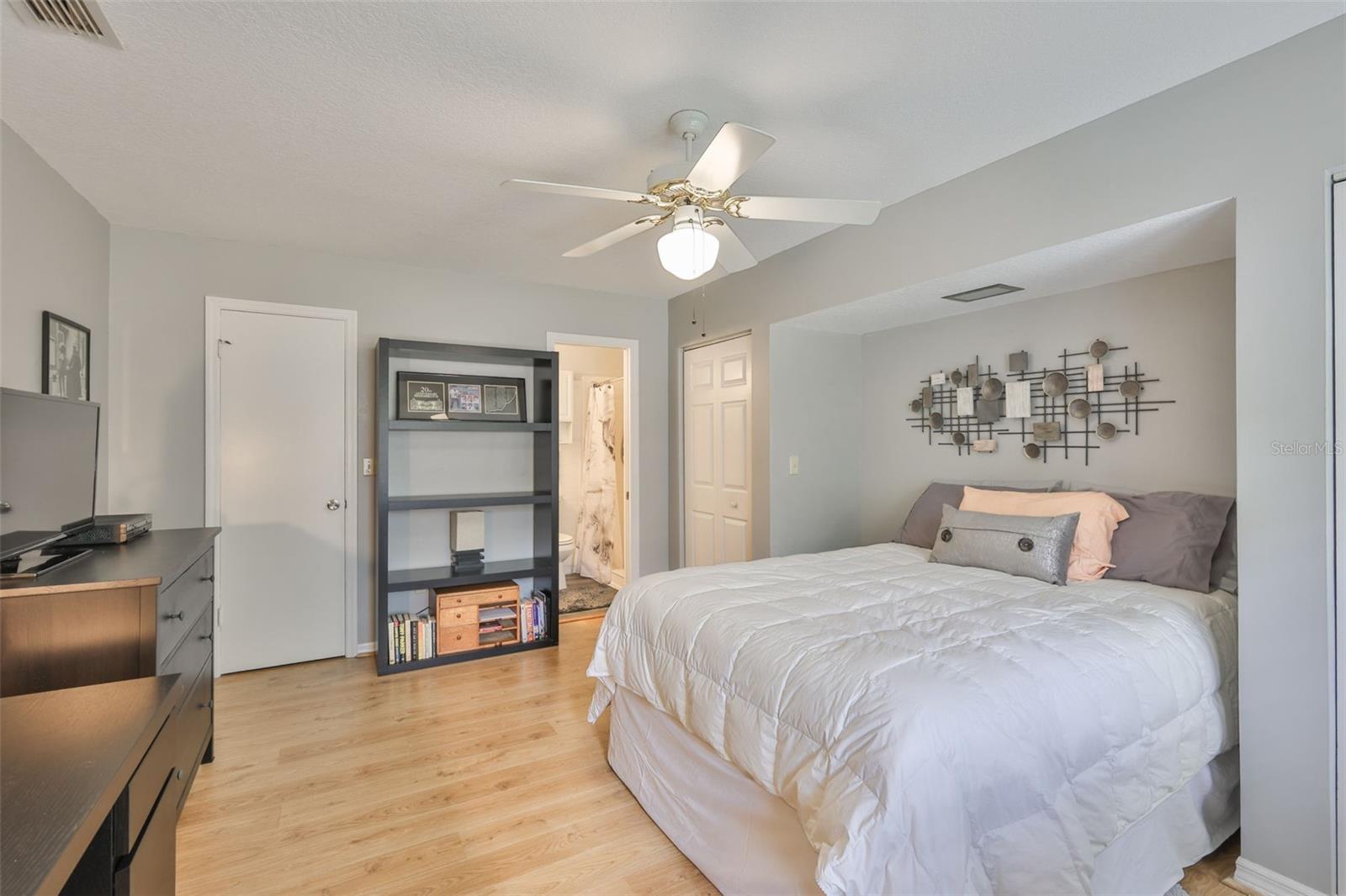 Image 28 of 92 For 2001 Heathfield Circle 239