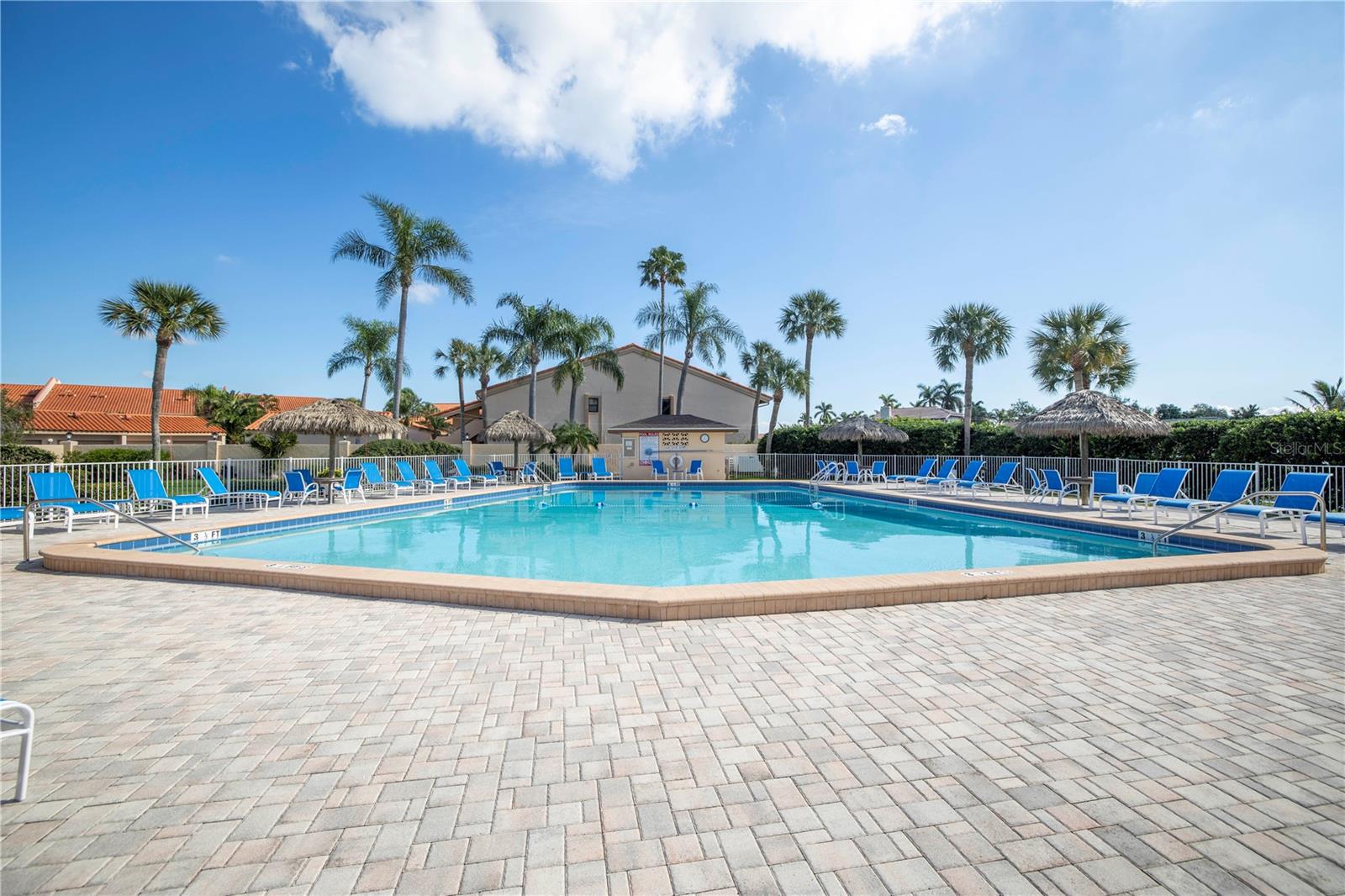 Listing photo id 1 for 4900 Brittany Drive S 1209