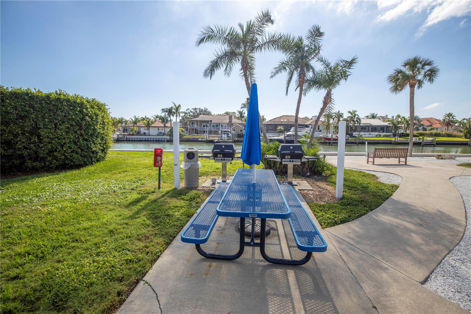 Listing photo id 35 for 4900 Brittany Drive S 1209