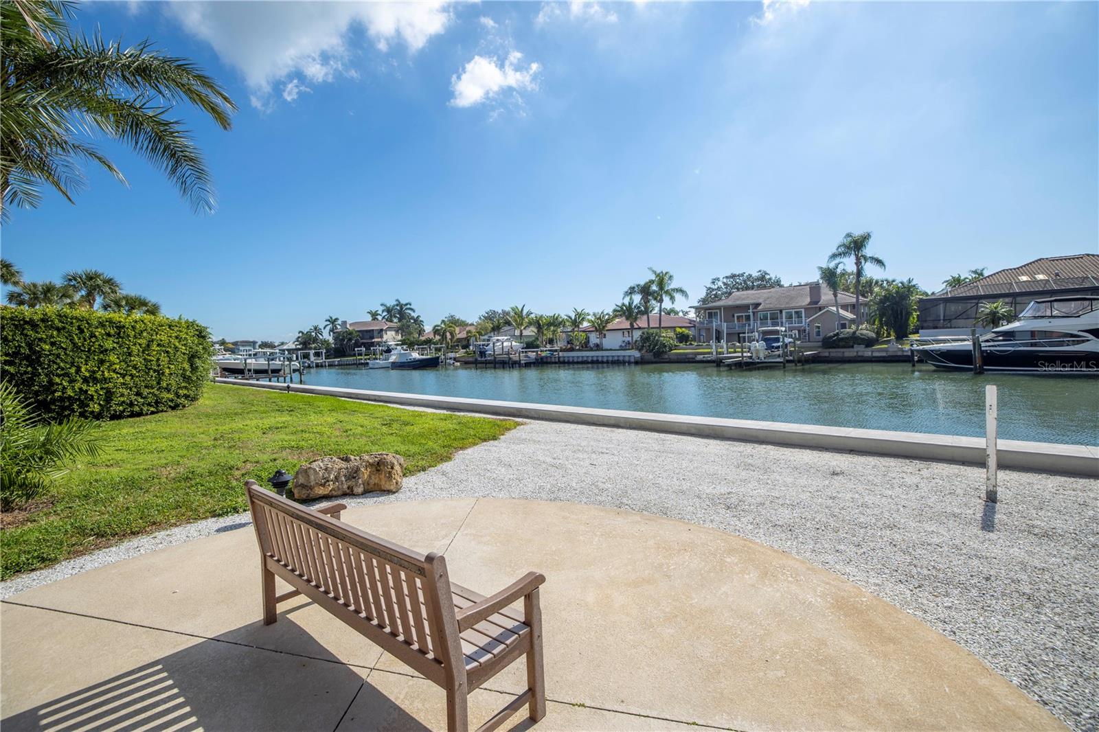 Listing photo id 3 for 4900 Brittany Drive S 1209