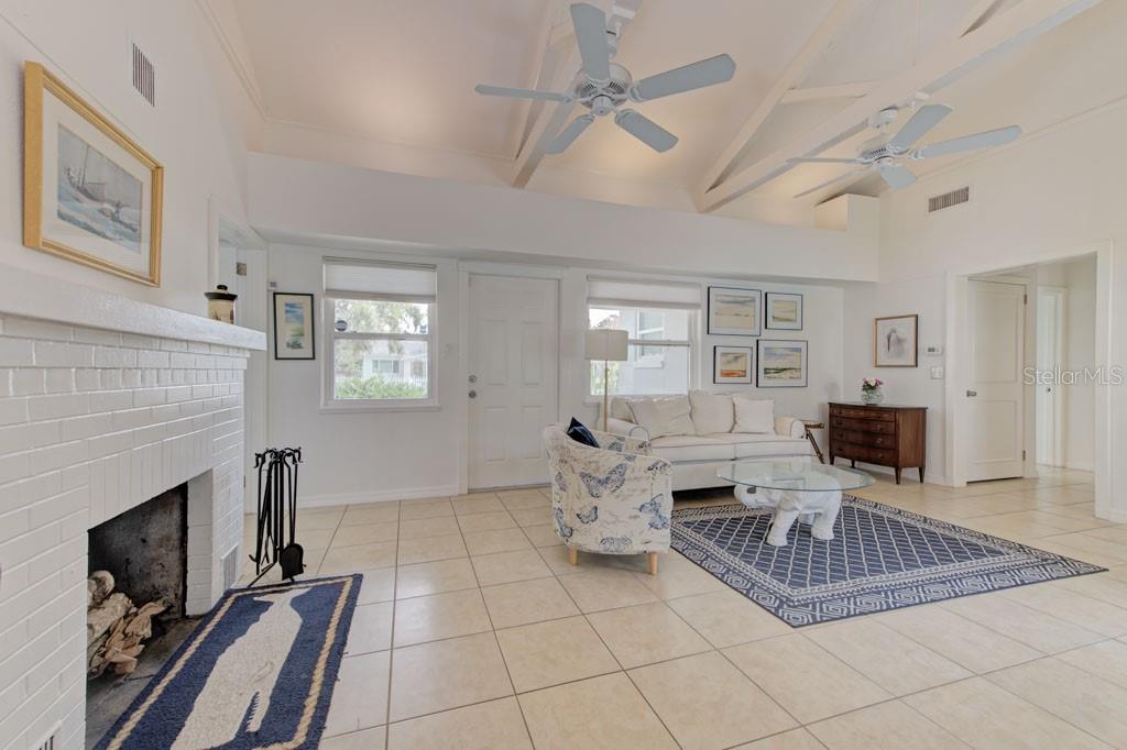 Listing photo id 9 for 2601 49th Street S