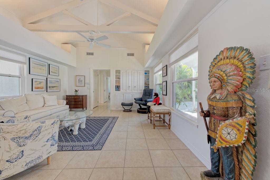 Listing photo id 10 for 2601 49th Street S