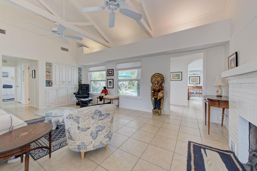 Listing photo id 11 for 2601 49th Street S