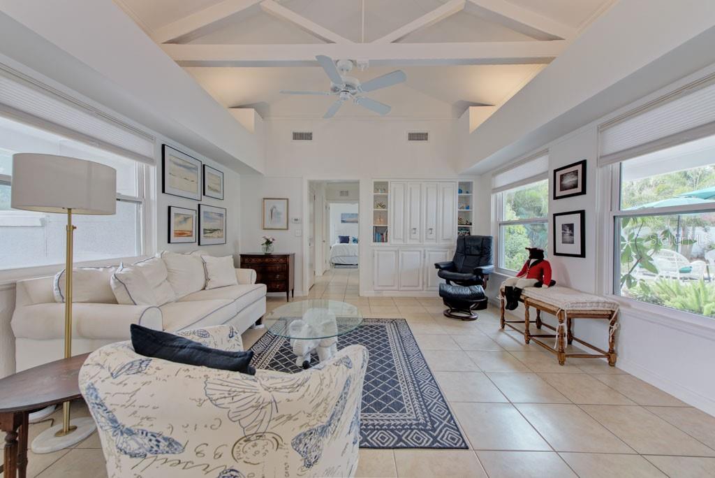 Listing photo id 12 for 2601 49th Street S