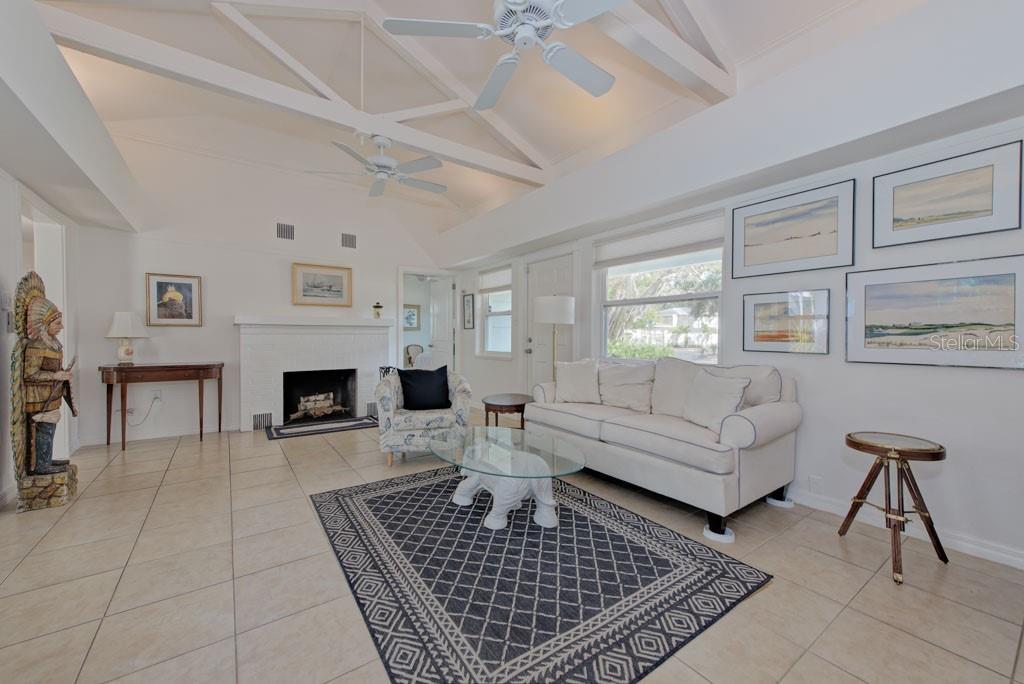 Listing photo id 13 for 2601 49th Street S