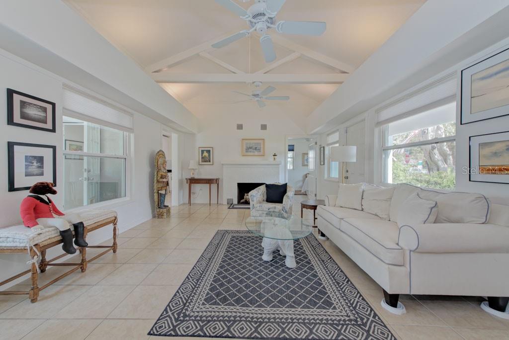 Listing photo id 14 for 2601 49th Street S