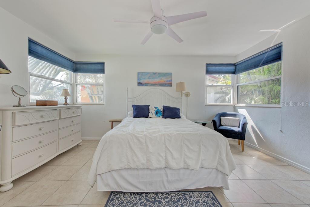 Listing photo id 15 for 2601 49th Street S