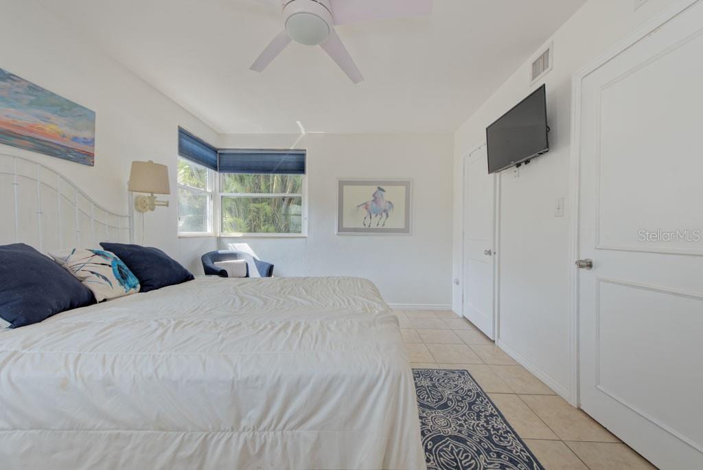 Listing photo id 17 for 2601 49th Street S