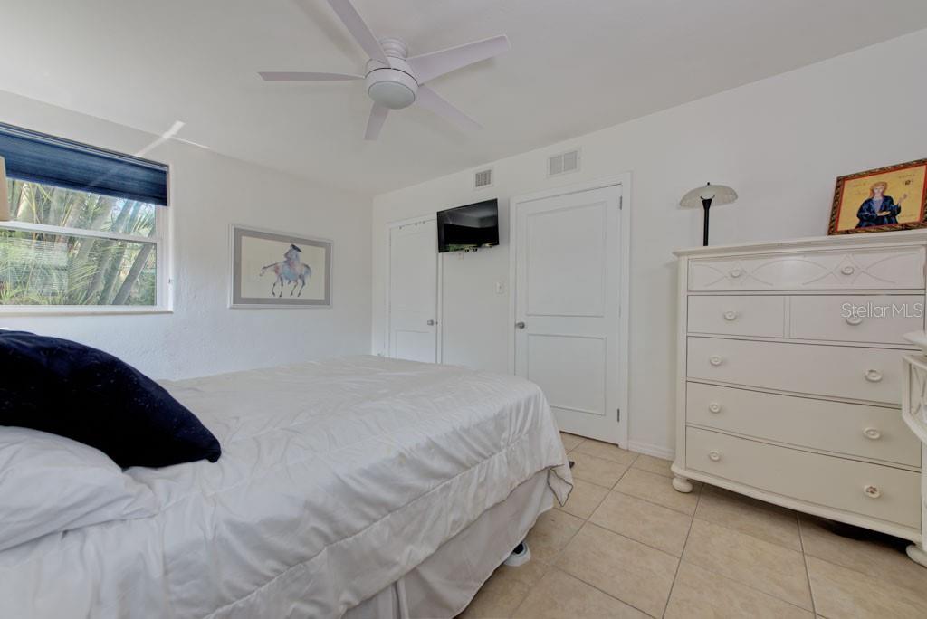 Listing photo id 18 for 2601 49th Street S