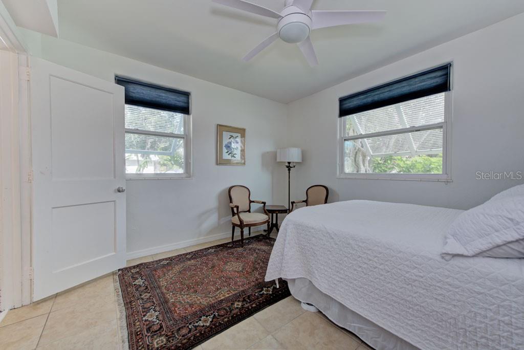 Listing photo id 23 for 2601 49th Street S