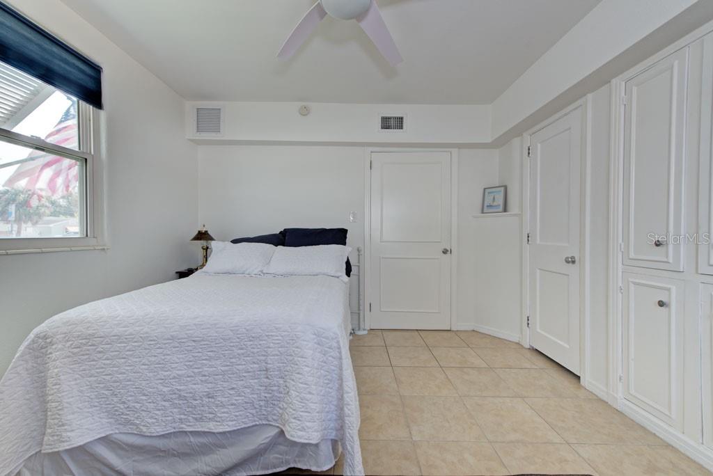 Listing photo id 24 for 2601 49th Street S