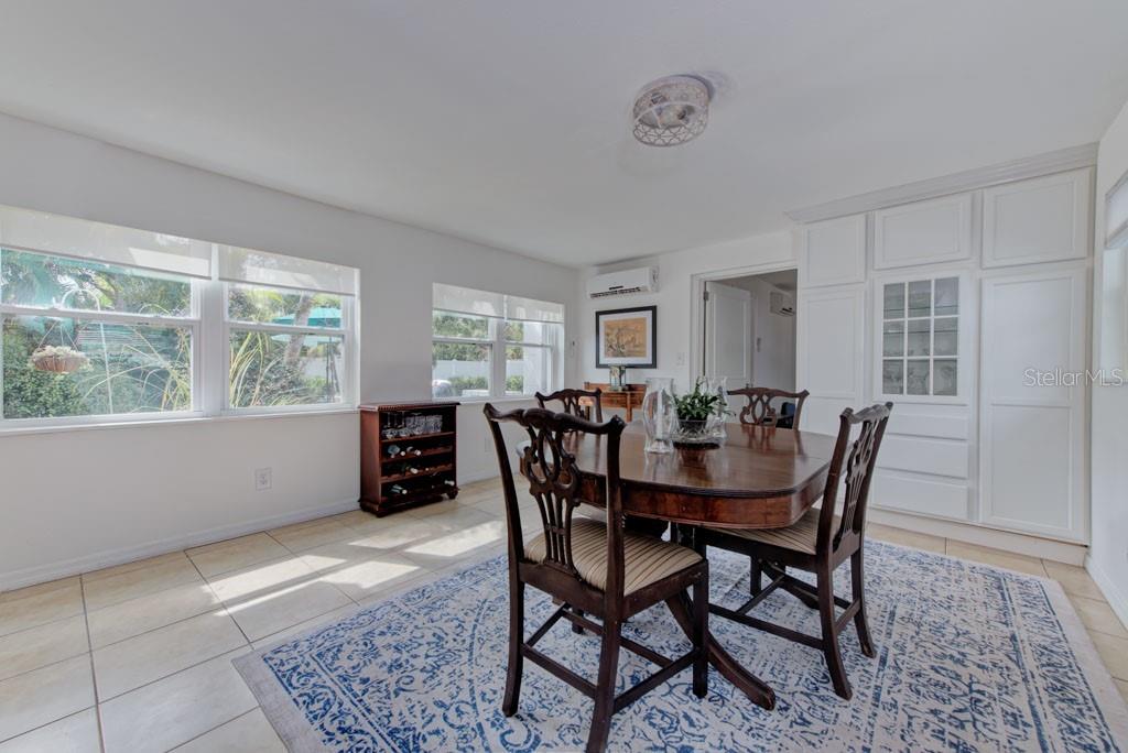 Listing photo id 31 for 2601 49th Street S