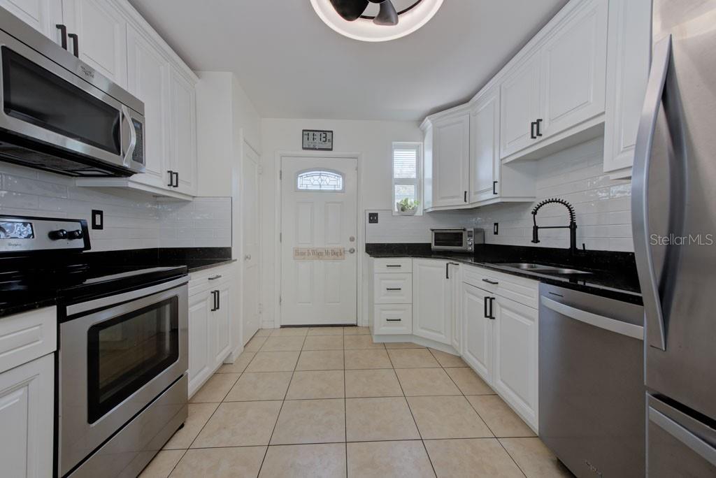 Listing photo id 3 for 2601 49th Street S