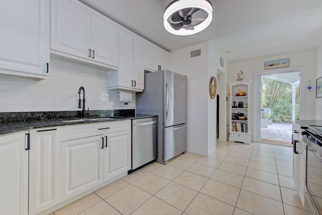 Listing photo id 4 for 2601 49th Street S