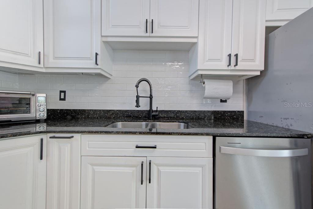 Listing photo id 7 for 2601 49th Street S