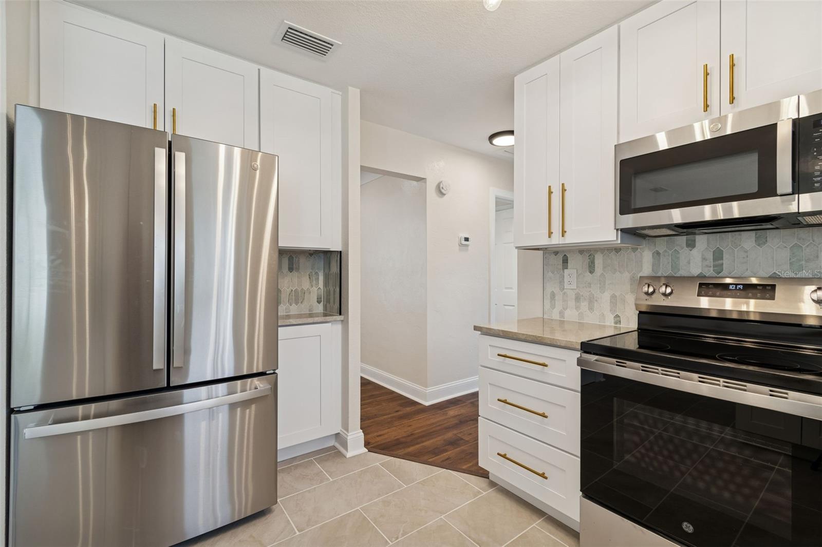 Listing photo id 11 for 5682 46th Avenue N