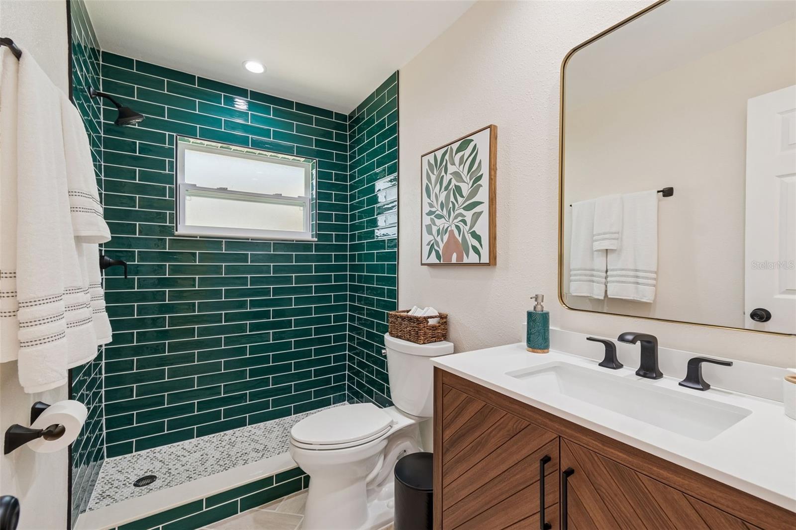 Listing photo id 16 for 5682 46th Avenue N