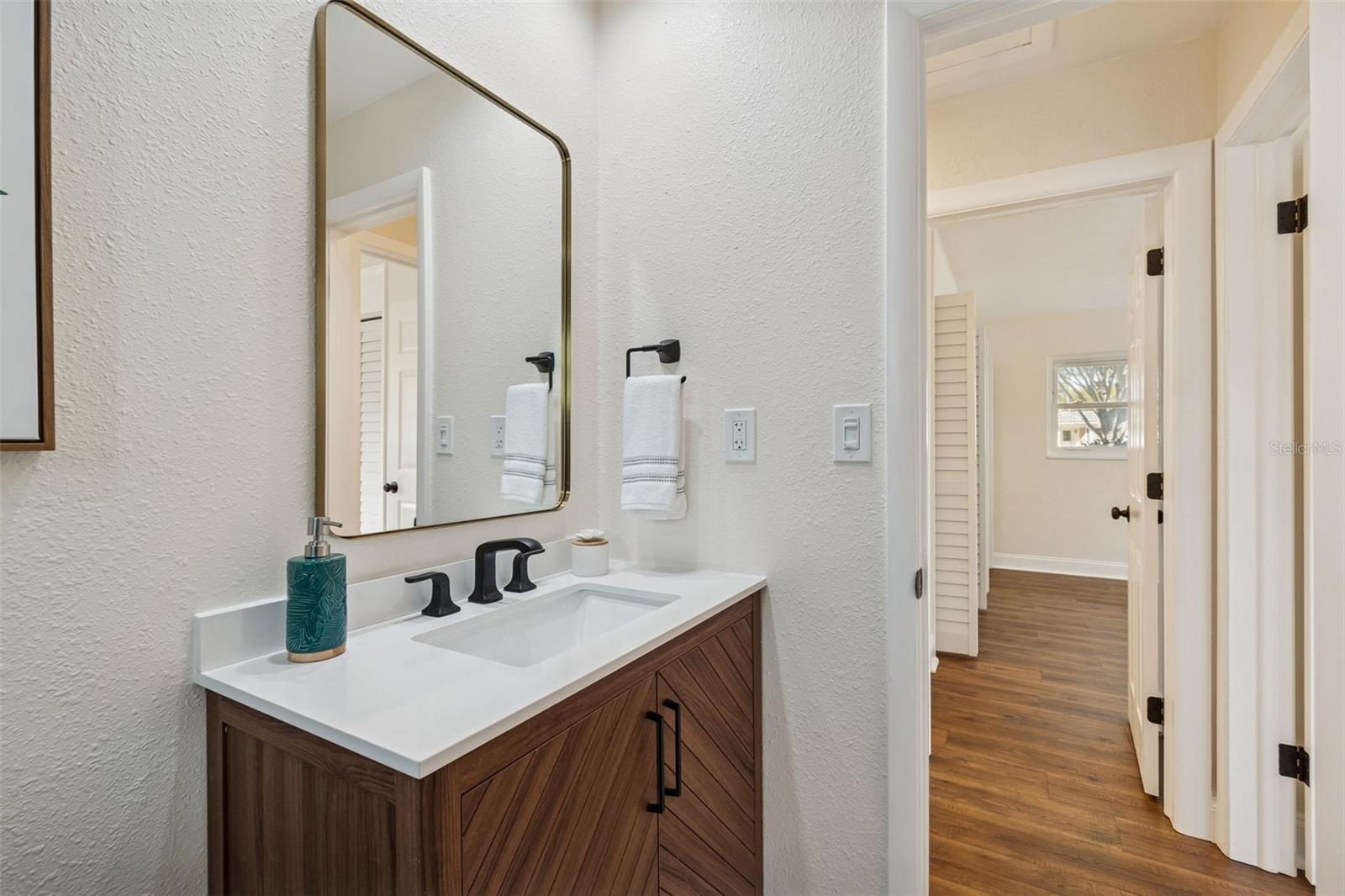 Listing photo id 18 for 5682 46th Avenue N