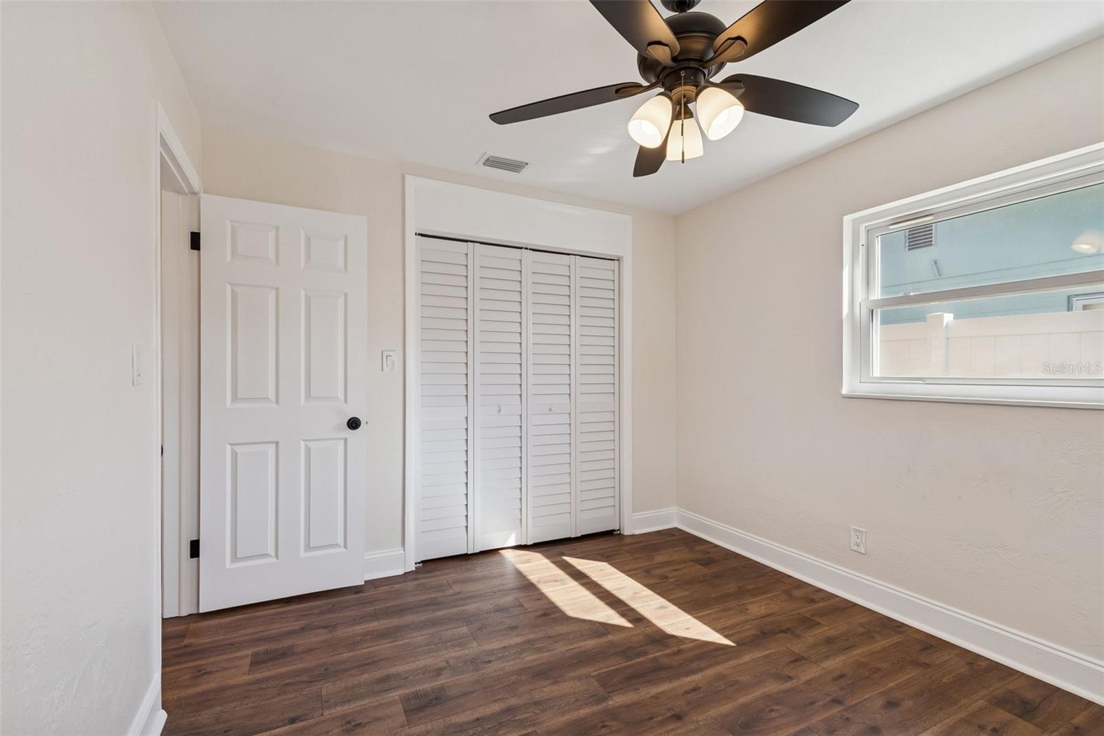 Listing photo id 21 for 5682 46th Avenue N