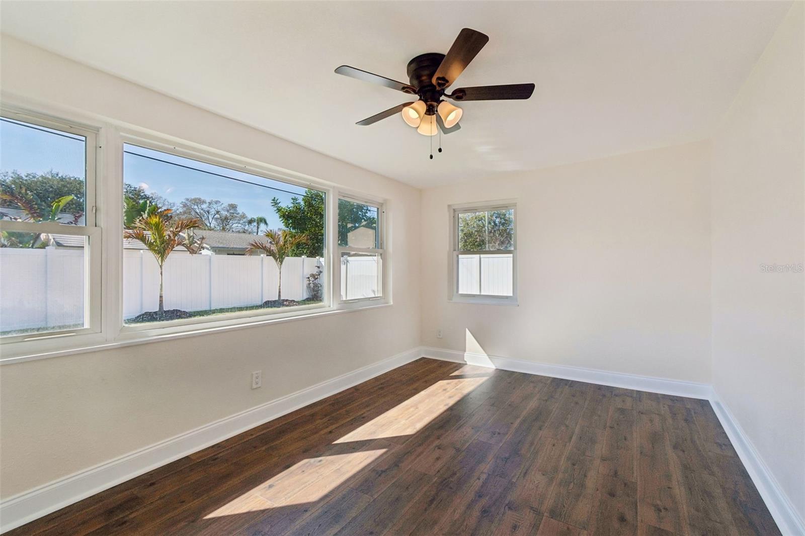 Listing photo id 23 for 5682 46th Avenue N