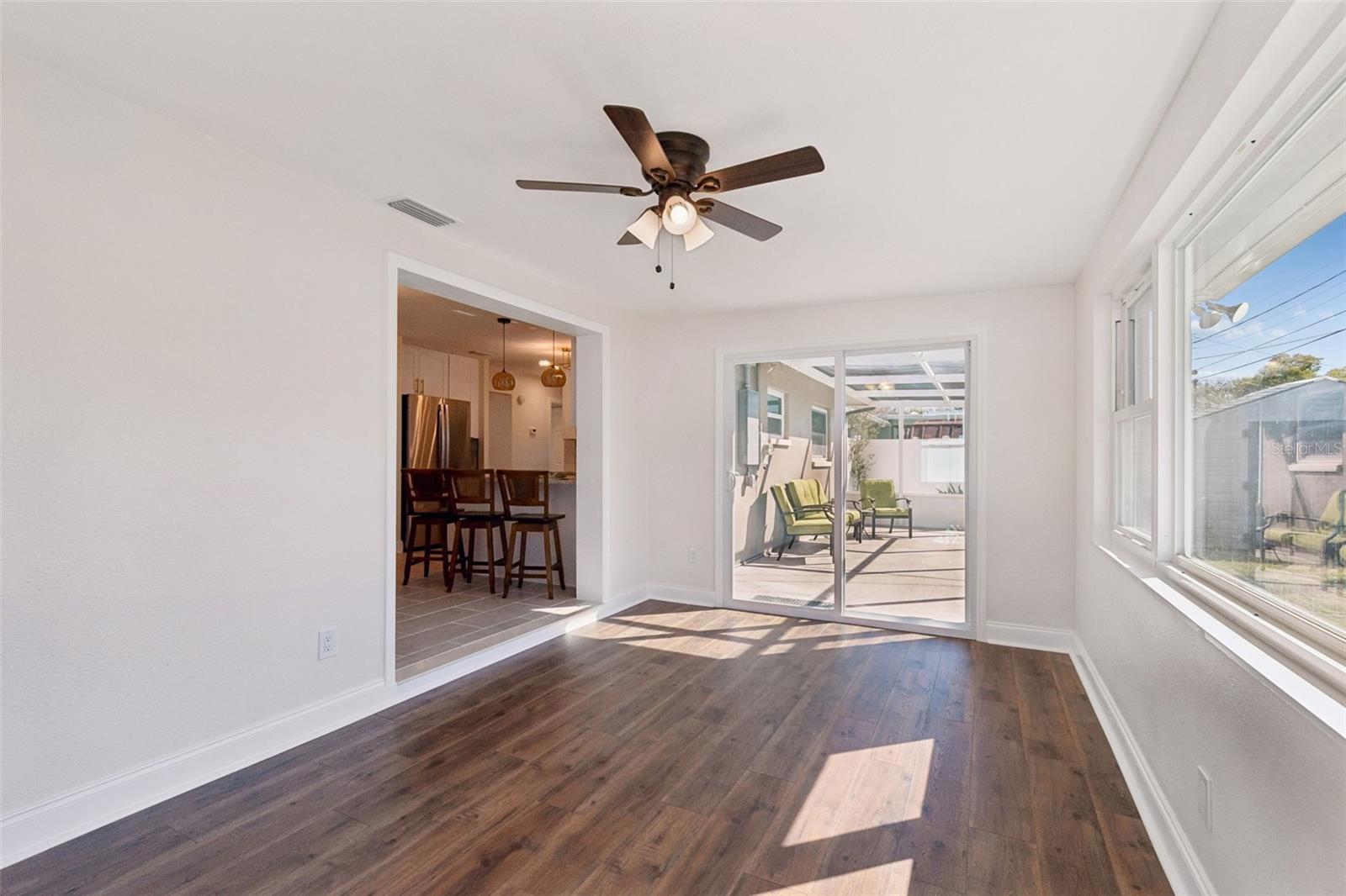 Listing photo id 24 for 5682 46th Avenue N