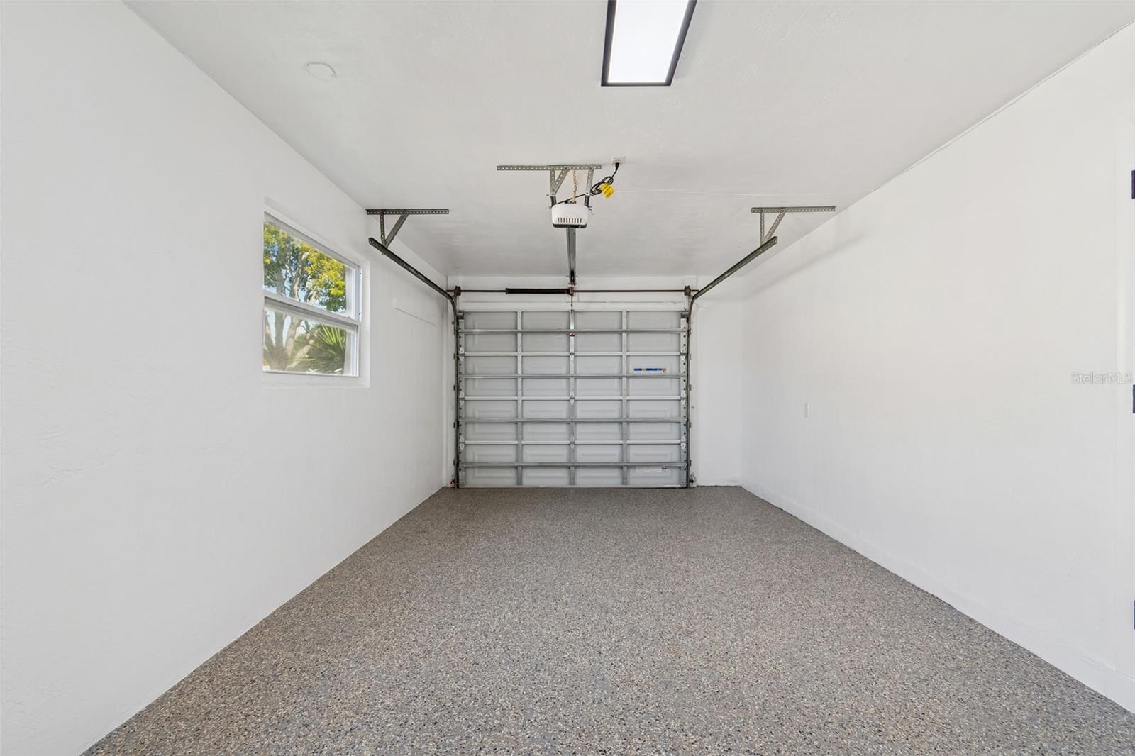 Listing photo id 26 for 5682 46th Avenue N