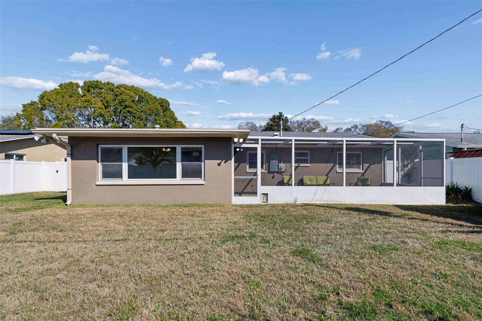 Listing photo id 31 for 5682 46th Avenue N