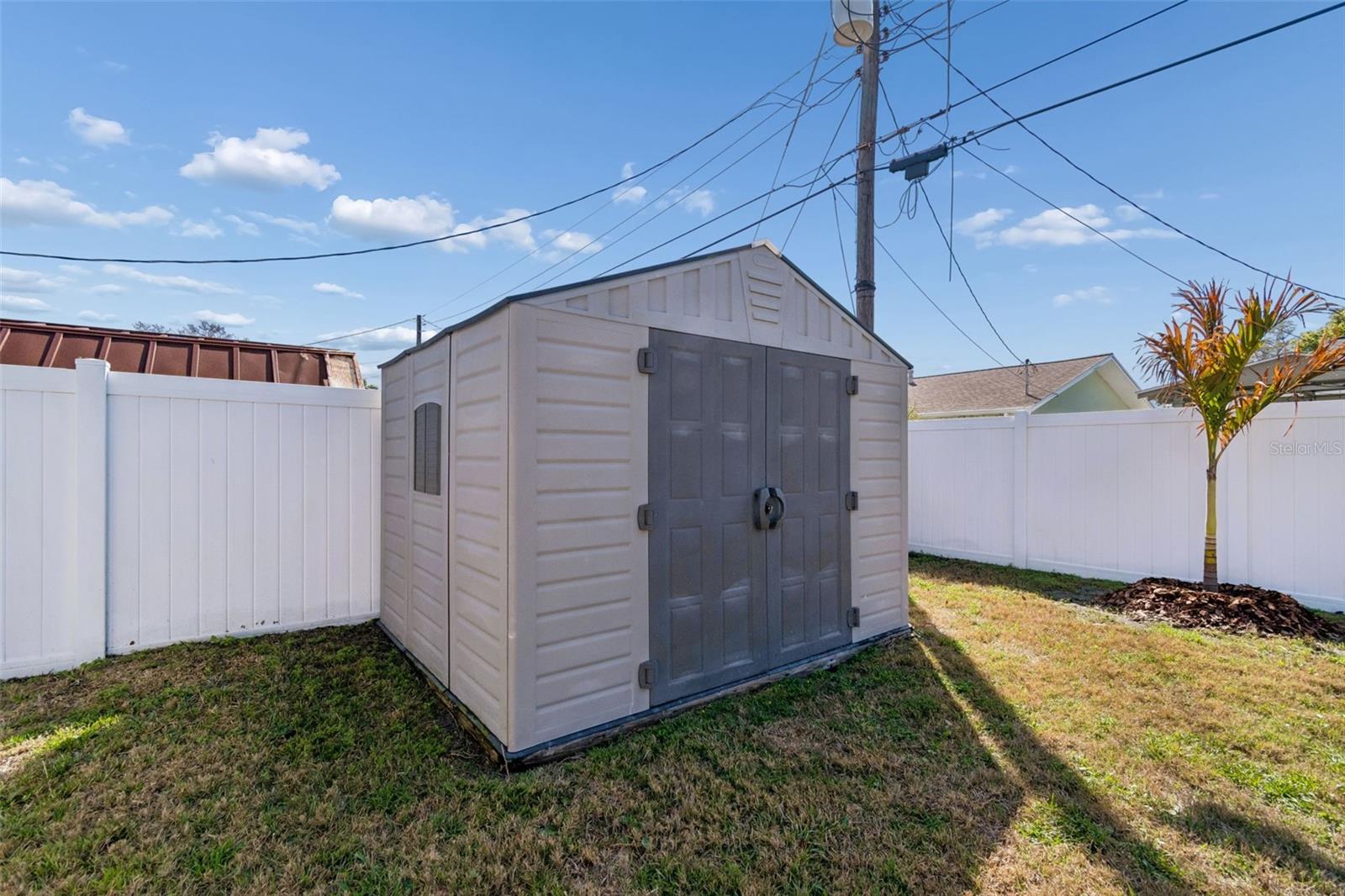 Listing photo id 32 for 5682 46th Avenue N