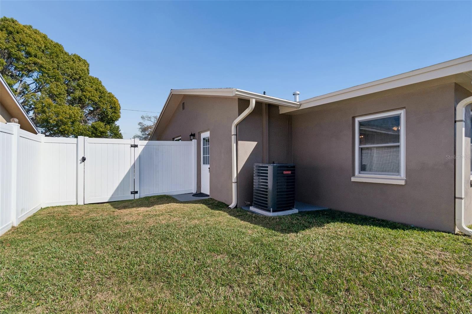 Listing photo id 33 for 5682 46th Avenue N